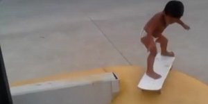 Απίστευτο βίντεο: Cool μπόμπιρας με μπειμπιλίνο κάνει τρελά κόλπα με το skateboa
