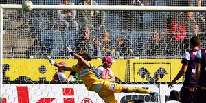 Καταπληκτικό γκολ με ανάποδο ψαλιδάκι από το ύψος του πέναλτι [βίντεο]