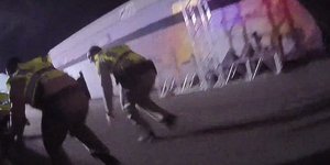 Αστυνομικοί πλησιάζουν με προσοχή το κρησφύγετο του Πάντοκ (Φωτογραφία: LVMP) 