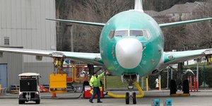 Μηχανικός επιθεωρεί ένα 737 MAX 8 της Ethiopian Airlines / Φωτογραφία: AP Images