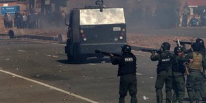 Φωτογραφία από τις συγκρούσεις απεργών με την αστυνομία: MARTIN ALIPAZ/EPA/ΑΠΕ
