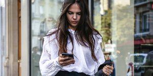 Γυναίκα ποζάρει στον φακό/ Φωτογραφία: Shutterstock