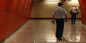 Ψάχνουν αποτυπώματα και ίχνος DNA των τρομοκρατών πάνω στην πράσινη σακούλα