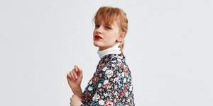 Ενα μοντέλο φοράει ένα φλοράλ Zara τζάκετ