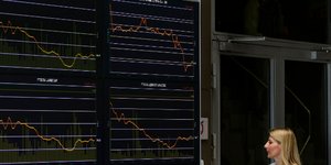 «Πεινασμένοι» για αποδόσεις επενδυτές είναι έτοιμοι να υποδεχτούν το νέο επταετές ομόλογο της Ελλάδας/ Φωτογραφία: AP