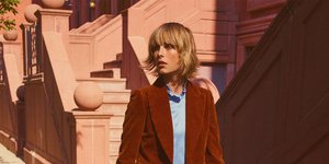 Γυναίκα ποζάρει στον φακό/Φωτογραφία Zara