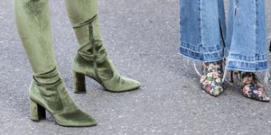 Γυναίκες ποζάρουν στο φακό/Φωτογραφία Shutterstock