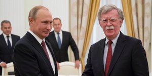 Ο Τζον Μπόλτον και ο Βλαντιμίρ Πούτιν/ Φωτογραφία AP images