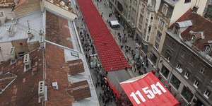 Σεράγεβο: 11.541 άδειες καρέκλες στον δρόμο προς τιμή των νεκρών [εικόνες]