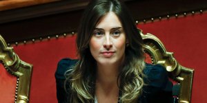 Η εκρηκτική Ιταλίδα υπουργός που αναστάτωσε τις παραλίες με το μαύρο μπικίνι και