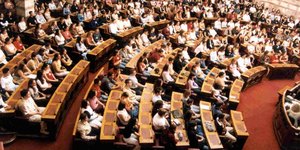 Πολυκομματικό «όχι» σε νέες μειώσεις μισθών και συντάξεων