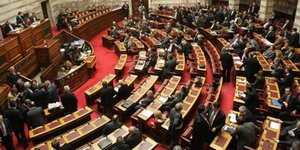Προγραμματικές: Αύξηση αφορολόγητου στα 8.000 ευρώ και μείωση ΦΠΑ