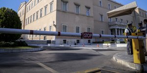 Η μπάρα μπροστά από τη Βουλή δεν στάθηκε εμπόδιο στον μεθυσμένο οδηγό / Φωτογραφία: EUROKINISSI/ΒΑΣΙΛΗΣ ΡΕΜΠΑΠΗΣ