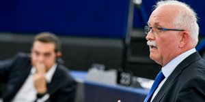 Ο Ούντο Μπούλμαν στο Ευρωκοινοβούλιο με φόντο τον Αλ. Τσίπρα -Φωτογραφία: EUROKINISSI/ΕΥΡΩΠΑΪΚΟ ΚΟΙΝΟΒΟΥΛΙΟ)