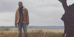 Ο Άντονι Μπουρντέν στα γυρίσματα του επεισοδίου στην Κένυα. Φωτογραφία: Instagram
