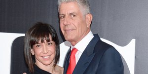 Ο Άντονι Μπουρντέν με την Οττάβια Μπουζία. Φωτογραφία: AP