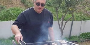 Ο Μιχάλης Μπούσης ψήστης