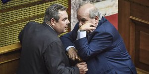 Ο Νίκος Βούτσης και ο Πάνος Καμμένος συζητούν στη Βουλή / Φωτογραφία: EUROKINISSI/ΤΑΤΙΑΝΑ ΜΠΟΛΑΡΗ
