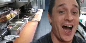 Ο Αλεξ Μπάουεν μαγείρεψε μόνος του το γεύμα του (Φωτογραφία: Facebook)