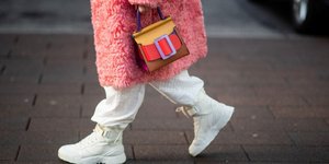 Γυναίκα ποζάρει στον φακό/Φωτογραφία Getty/Ideal Image