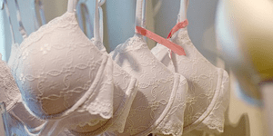 Η επανάσταση της δαντέλας -Διαδηλώνουν για το δικαίωμα στα... θηλυκά εσώρουχα