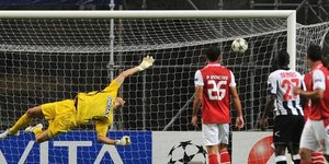 Απίθανο γκολ με σουτ «κεραυνό» από τα 30 μέτρα [βίντεο]