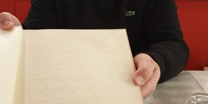 Το μενού γραμμένο με τον κώδικα Μπράιγ (Φωτο: ΑΠΕ - ΜΠΕ)