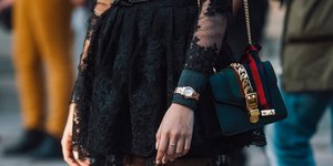 Γυναίκα ποζάρει στον φακό/Φωτογραφία Shutterstock