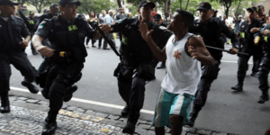 Σοκ στη Βραζιλια: Αστυνομικοί εκτέλεσαν εν ψυχρώ ύποπτο ενώ είχε παραδοθεί [βίντ