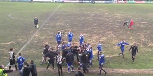 Τερματοφύλακας δέχτηκε ύπουλη κλωτσιά από αντίπαλο [βίντεο]