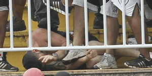 Εικόνες μεσαίωνα σε γήπεδο της Βραζιλίας -Οπαδοί πατούν το κεφάλι αντιπάλου -Ενα