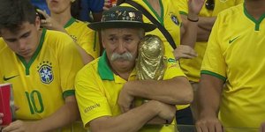 Ο «γεράκος με το κύπελλο»: Ο θλιμμένος οπαδός που έγινε το πρόσωπο του βραζιλιάν
