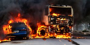 Συμμορίες έκαψαν οχήματα και καταστήματα στη βορειοανατολική Βραζιλία σε αντίποινα για τη σκλήρυνση των μέτρων στις φυλακές (Φωτογραφία: AP/Alex Gomes/O Povo))