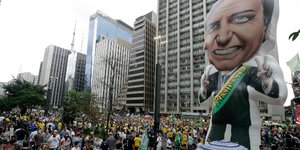 Oπαδοί του Ζαϊχ Μπολσονάρου με έναν τεράστιο φουσκωτό ομοίωμά του σε προεκλογική συγκέντρωση στο Σάο Πάολο(Φωτογραφία: AP/Andre Penner)