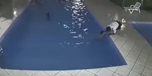 Επί 20 δευτερόλεπτα το νήπιο χαροπάλευε κάτω από το νερό (Φωτογραφία: ΥοuTube)