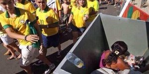 Η φωτογραφία -γροθιά από τη Βραζιλία του Μουντιάλ -Φίλαθλοι πετούν σκουπίδια μέσ