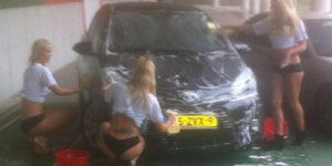 Το πιο «καυτό» πριμ – Η Ναϊμέγκεν κάνει δώρο ένα «σέξι πλύσιμο αυτοκινήτου» στον