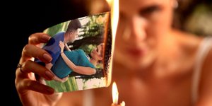 Γυναίκα που καίει φωτογραφία του πρώην της /Φωτογραφία: Shutterstock