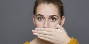 Μια γυναίκα έχει δυσάρεστη αναπνοή