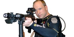 Συγκλονιστικό: Κρεμάστηκαν από βράχο για να γλιτώσουν από τον Μπρέιβικ [εικόνες]