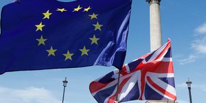 Σημαίες της ΕΕ και της Βρετανίας/Φωτογραφία: ΑΡ