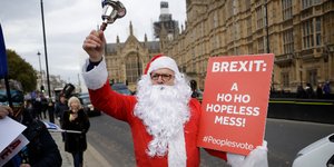 Yποστηρικτής του μη brexit ντυμένος Αγιος Βασίλης έξω από το βρετανικό κοινοβούλιο/Φωτογραφία: ΑΡ