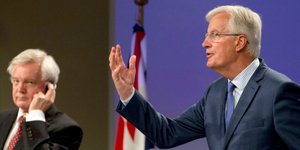 Μισέλ Μπαρνιέ και Ντέιβιντ Ντέιβις/ Φωτογραφία: Virginia Mayo/AP