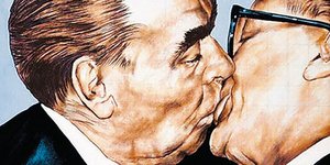To... μπρεζνιεφικό φιλί στο στόμα μεταξύ Ψινάκη και Ευαγγελινού στη συναυλία του