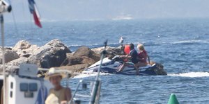 Η πρώτη κυρία της Γαλλίας βολτάρει με τζετ σκι παρέα με τον σωματοφύλακά της (Φωτογραφία: varmatin.com)