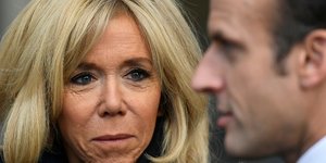 Το βιβλίο «Madame la Presidente» για την Μπριζίτ Μακρόν από δύο συντάκτριες της Le Parisien -Φωτογραφία: AP