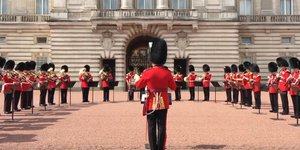 Η μπάντα της Βρετανικής φρουράς παίζει το «Respect». Φωτογραφία: YouTube