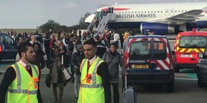 Οι επιβάτες απομακρύνθηκαν από το αεροσκάφος (Φωτογραφία: Twitter)