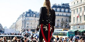 Γυναίκα ποζάρει στον φακό/Φωτογραφία Shutterstock