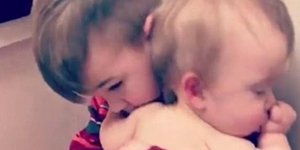 Αυτό θα πει αδελφική αγάπη- Μπέμπης αποκοιμίζει στην αγκαλιά του την μικρή του αδελφή [βίντεο]